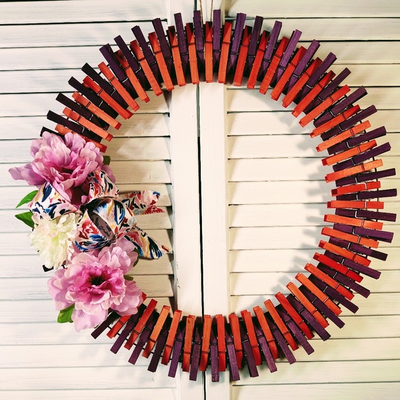 HAND CRAFTED PURPLE & CORAL CLOTHESPIN WREATH 18" DOOR DECOR/HOUSEWARMING GIFT - Picture 1 of 7